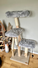 Laden Sie das Bild in den Galerie-Viewer, Naturkratzbaum Charly, Happy und Yoshi