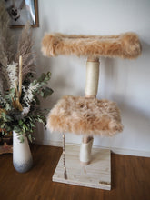 Laden Sie das Bild in den Galerie-Viewer, Naturkratzbaum Hoppel