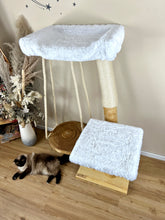 Laden Sie das Bild in den Galerie-Viewer, Naturkratzbaum Lio, Fly, Tiger & Cruella