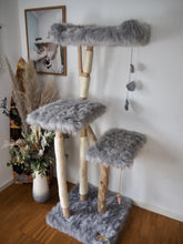 Laden Sie das Bild in den Galerie-Viewer, Naturkratzbaum Tabby & Quinn