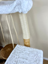 Laden Sie das Bild in den Galerie-Viewer, Naturkratzbaum Lio, Fly, Tiger & Cruella