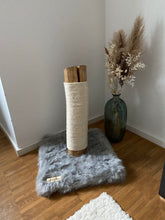 Laden Sie das Bild in den Galerie-Viewer, Naturkratzsäule Coopi, Yola, Mia, Lilly & Yoshi