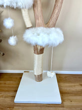 Laden Sie das Bild in den Galerie-Viewer, Naturkratzbaum Bella, Gigi & Fibi