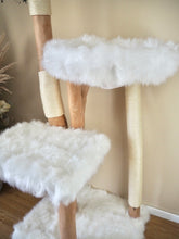 Laden Sie das Bild in den Galerie-Viewer, Naturkratzbaum Emily & Polly