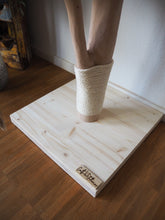 Laden Sie das Bild in den Galerie-Viewer, Naturkratzbaum Hoppel