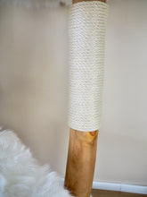 Laden Sie das Bild in den Galerie-Viewer, Naturkratzbaum Scharik