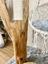 Laden Sie das Bild in den Galerie-Viewer, Naturkratzbaum Ylvie & Toffee