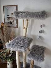 Laden Sie das Bild in den Galerie-Viewer, Naturkratzbaum Tabby & Quinn