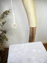 Laden Sie das Bild in den Galerie-Viewer, Naturkratzbaum Lilly & Jeany