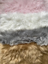 Laden Sie das Bild in den Galerie-Viewer, Fellbezüge eckige Liegefläche mit Umrandung (Groß)