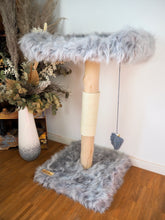 Laden Sie das Bild in den Galerie-Viewer, Mini- Naturkratzbaum Luffy & Kali