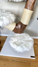 Laden Sie das Bild in den Galerie-Viewer, Naturkratzbaum Bella, Snow &amp; Malou
